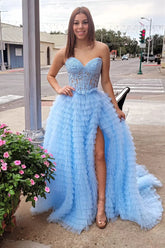 Vestido de fiesta de encaje azul claro con volantes y corte en A, escote corazón, corsé y sin tirantes