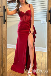 Vestido formal largo rojo con tirantes finos para invitadas a una boda de estilo corazón