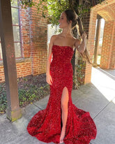 Vestido de noche sin tirantes con lentejuelas rojas brillantes y escote corazón estilo sirena