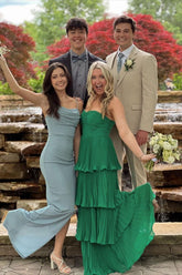 Vestido de fiesta largo de gasa con volantes en verde esmeralda y capas