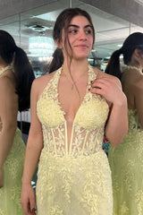 Vestidos de fiesta amarillos de encaje con escote halter largo de sirena 2025