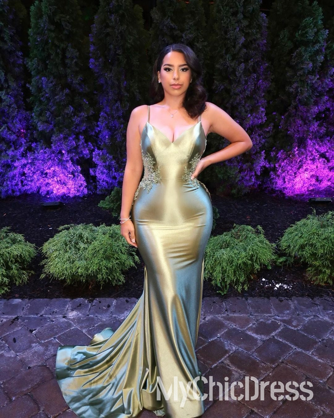 Vestido de noche largo con escote en V y apliques de satén azul hielo de sirena 2025