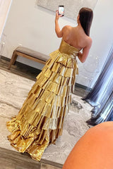 Vestido de fiesta de corte A en dorado metalizado con volantes escalonados y escote en forma de corazón