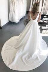 Vestido de novia de satén blanco de corte A minimalista con cuello en V sin espalda y bolsillos
