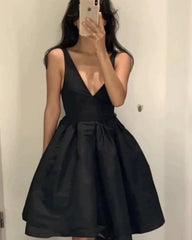 Una línea 2024 Vestido corto de satén negro para fiesta de bienvenida con cuello en V
