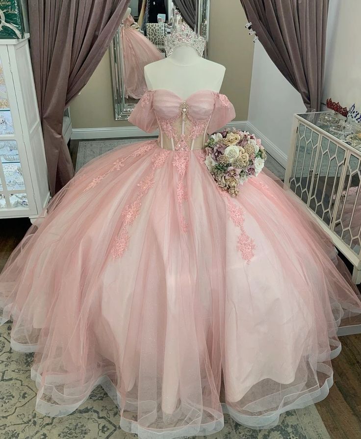 Vestido de quinceañera con hombros descubiertos y apliques de tul rosa claro