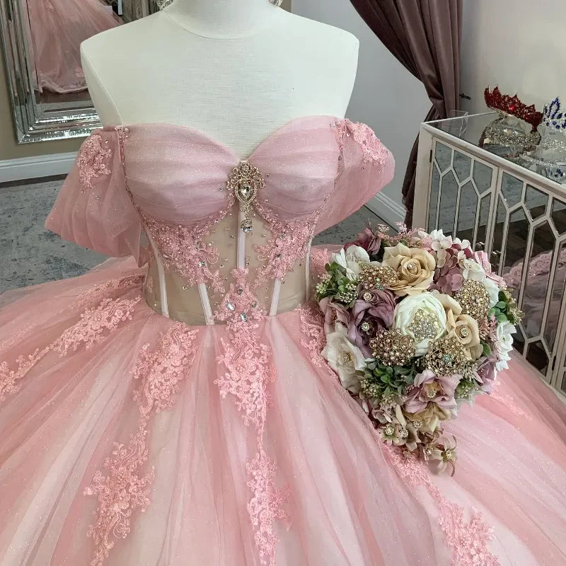 Vestido de quinceañera con hombros descubiertos y apliques de tul rosa claro