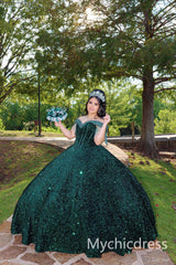 Vestidos de quinceañera con lentejuelas verde esmeralda y hombros descubiertos