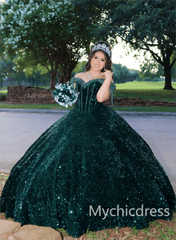 Vestidos de quinceañera con lentejuelas verde esmeralda y hombros descubiertos