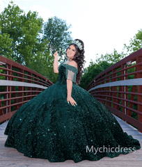 Vestidos de quinceañera con lentejuelas verde esmeralda y hombros descubiertos