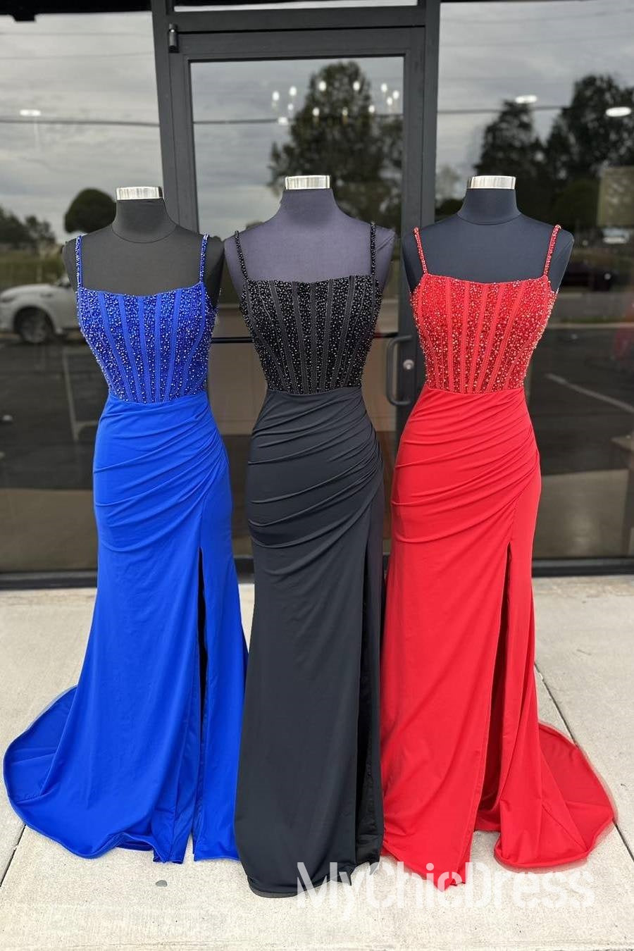 Vestido de noche de satén plisado con abertura y tirantes negros y cuentas