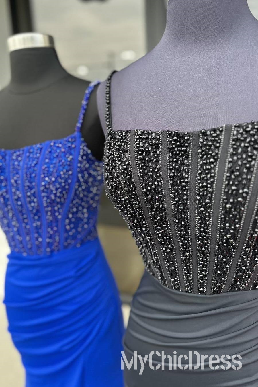 Vestido de noche de satén plisado con abertura y tirantes negros y cuentas