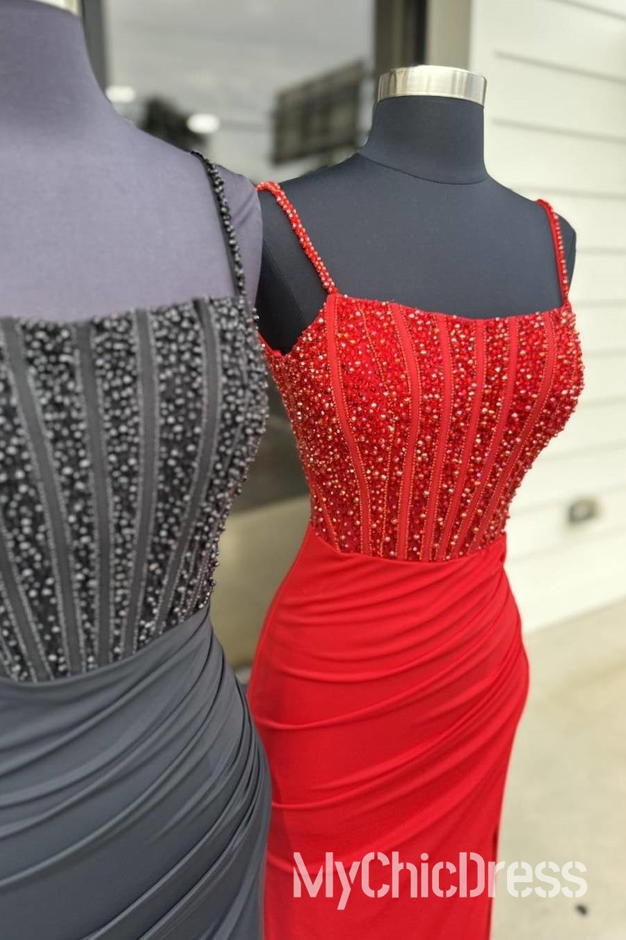 Vestido de noche de satén plisado con abertura y tirantes negros y cuentas