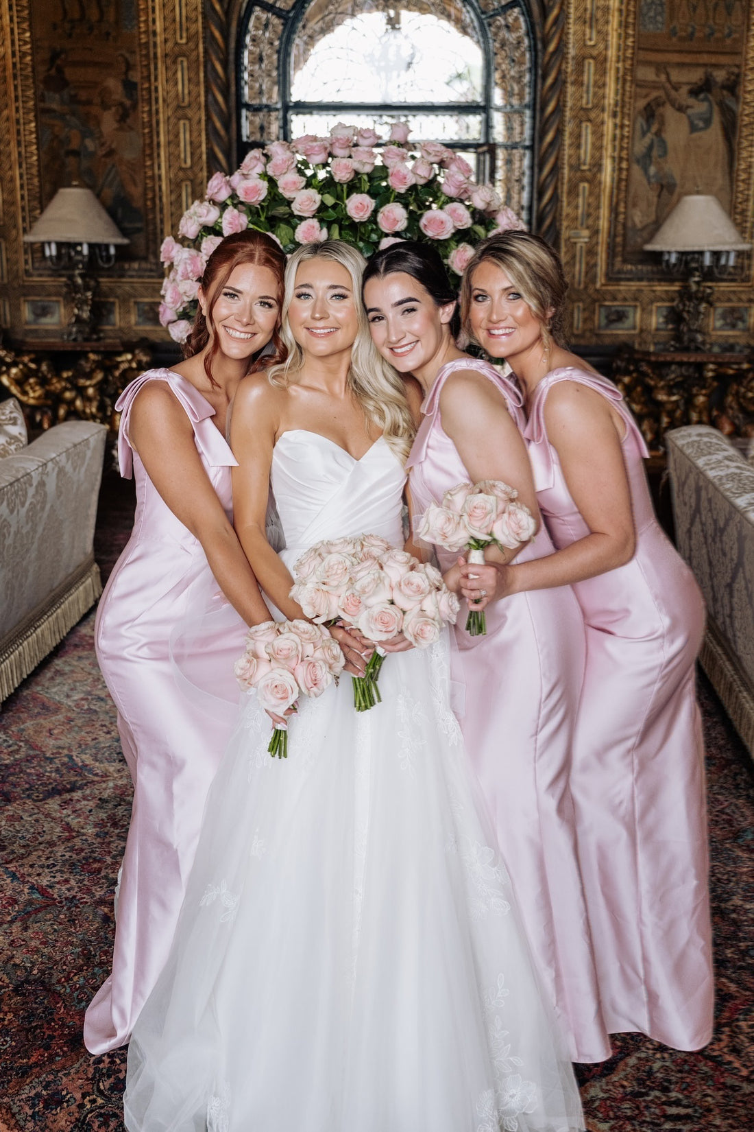 Vestido de dama de honor bohemio de satén largo rosa económico con tirantes de lazo