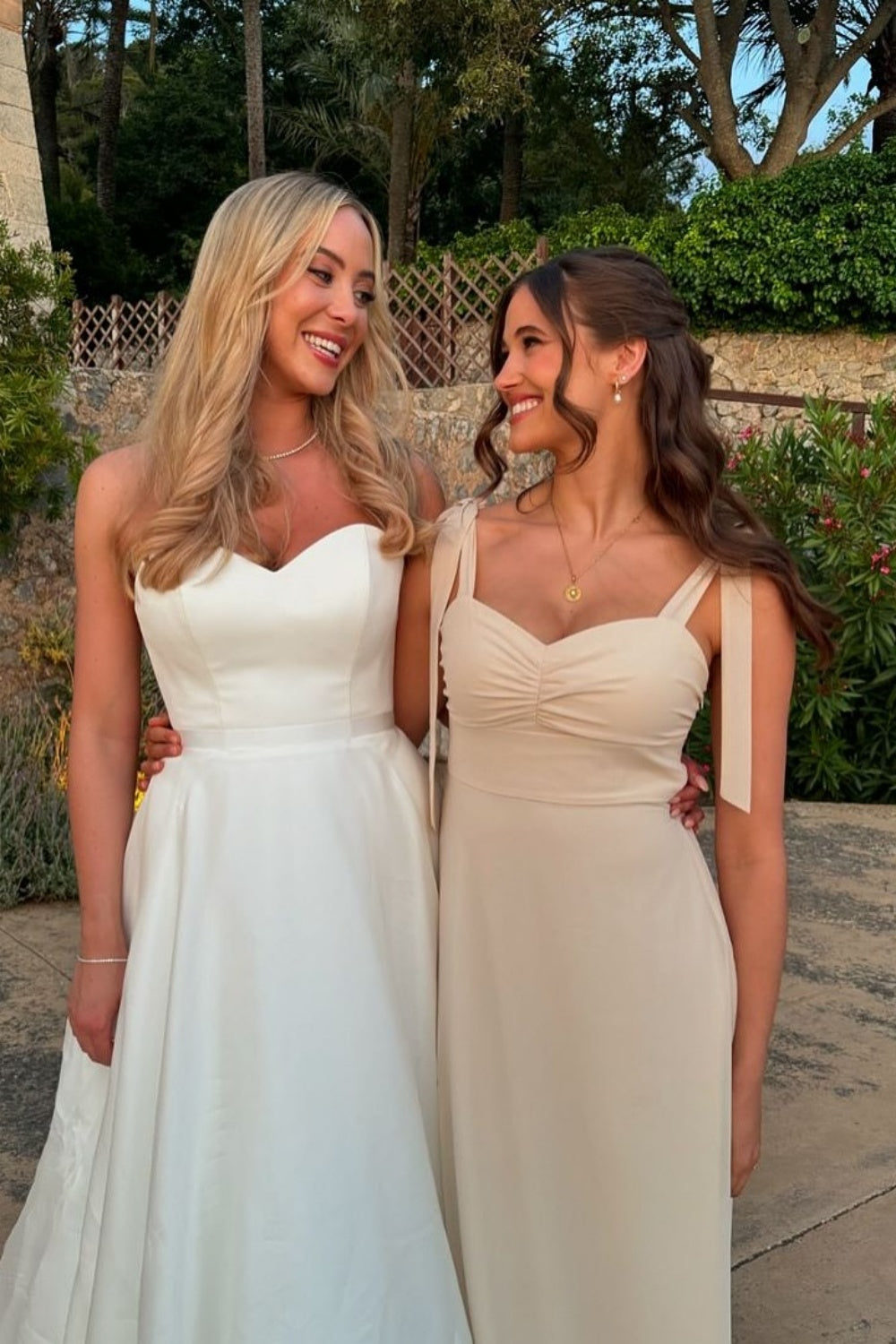 Vestidos de dama de honor con frunces de gasa azul polvoriento y pajarita económicos