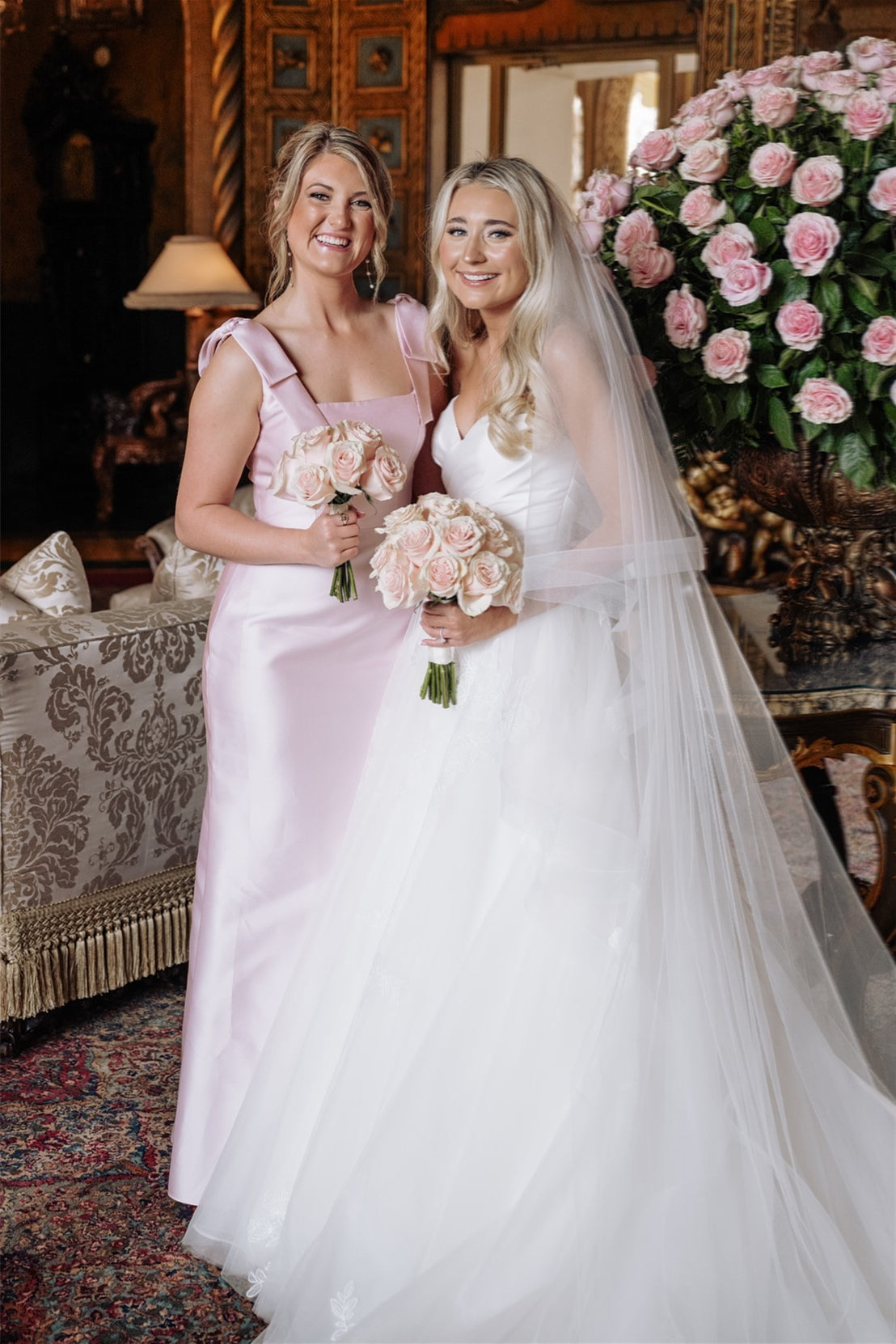 Vestido de dama de honor bohemio de satén largo rosa económico con tirantes de lazo