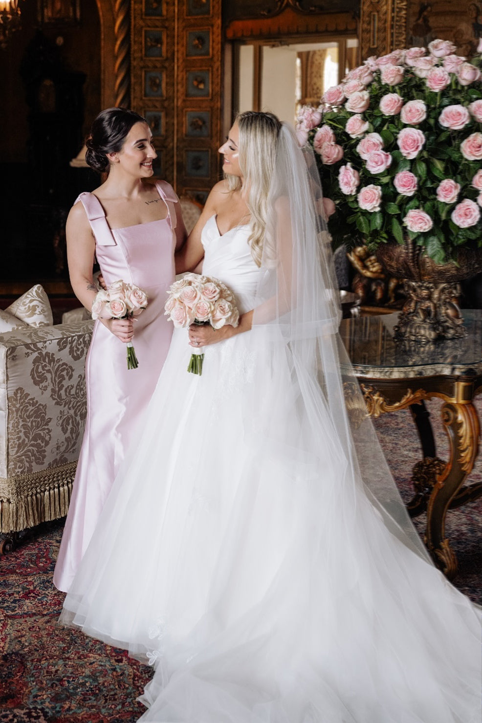 Vestido de dama de honor bohemio de satén largo rosa económico con tirantes de lazo