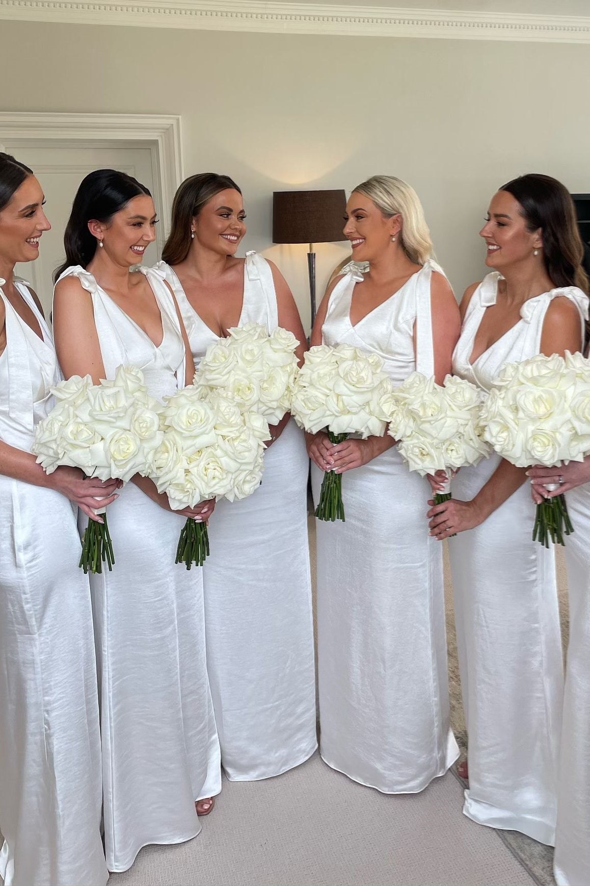 Vestido de dama de honor de satén blanco barato para playa, escote en V, tubo, pajarita