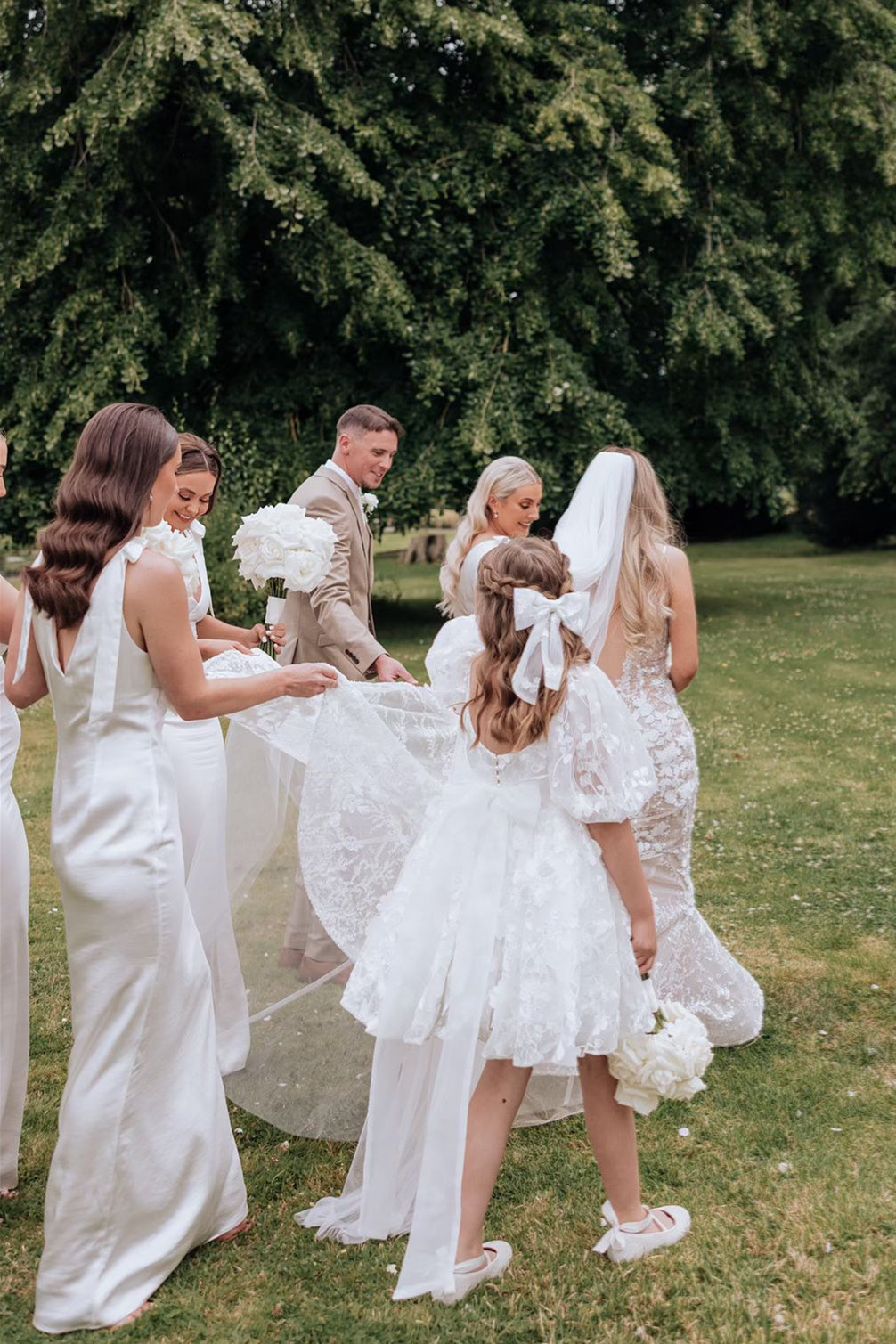 Vestido de dama de honor de satén blanco barato para playa, escote en V, tubo, pajarita