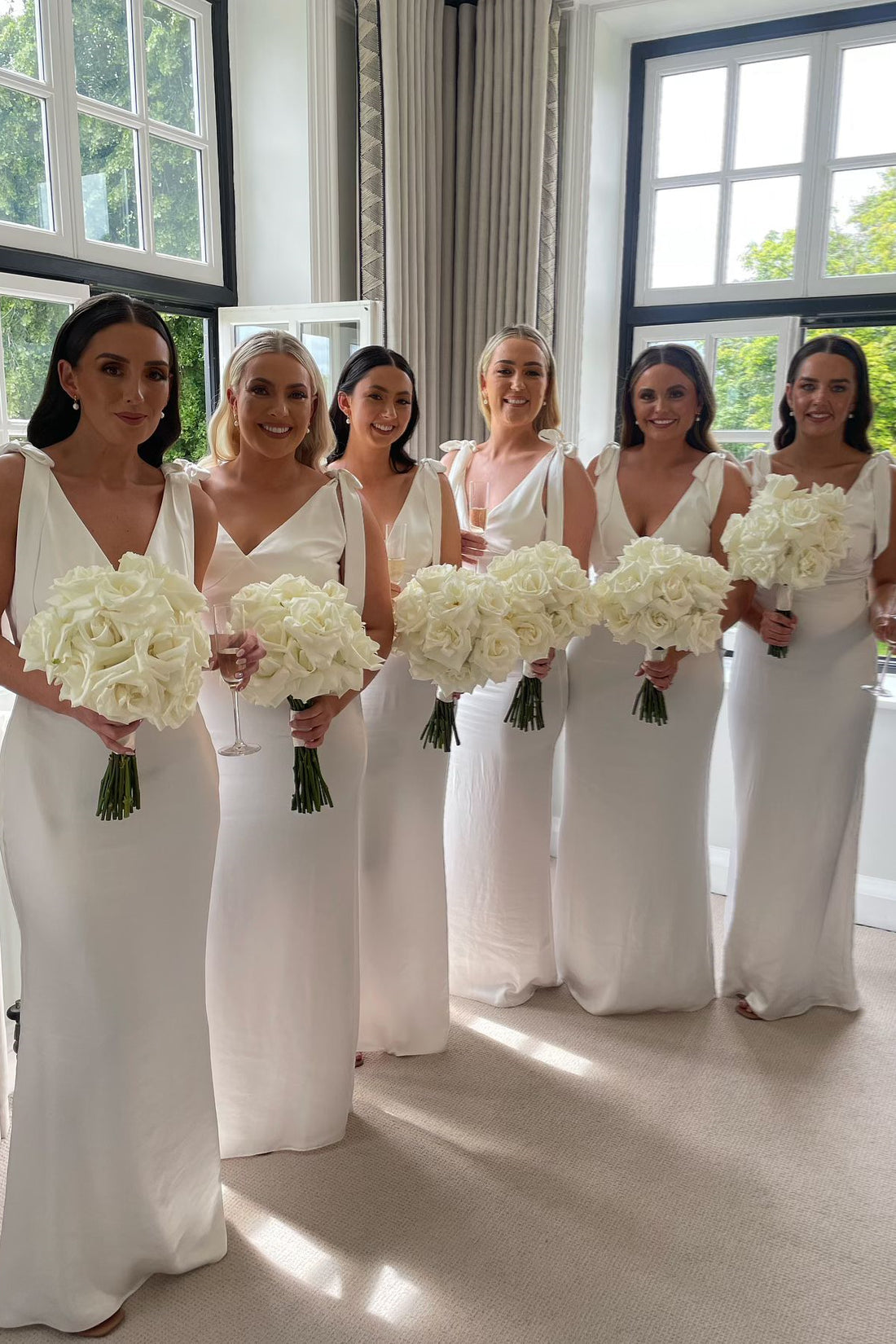 Vestido de dama de honor de satén blanco barato para playa, escote en V, tubo, pajarita