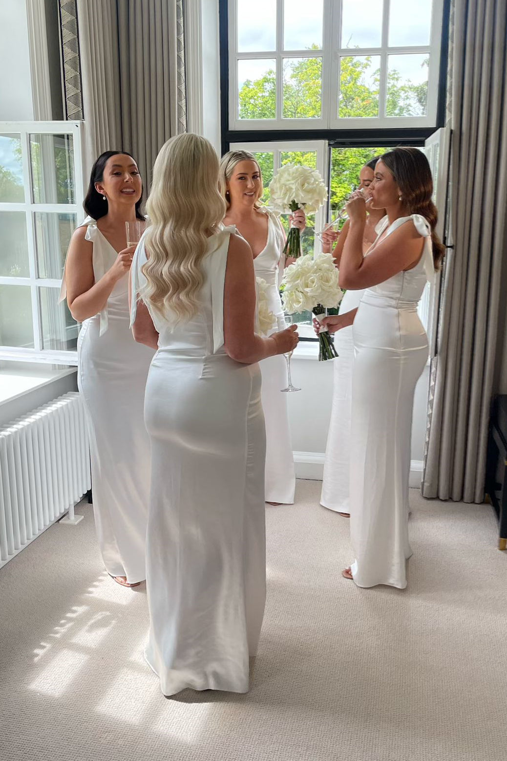 Vestido de dama de honor de satén blanco barato para playa, escote en V, tubo, pajarita