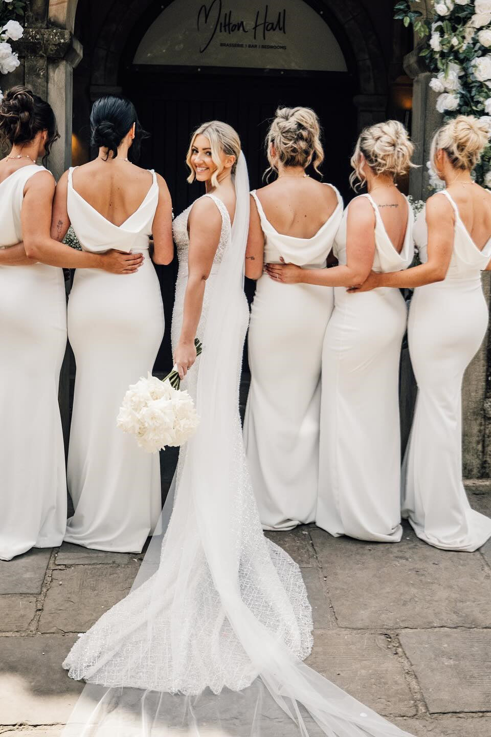 Vestido de dama de honor barato color champán, estilo sirena y cuello vuelto