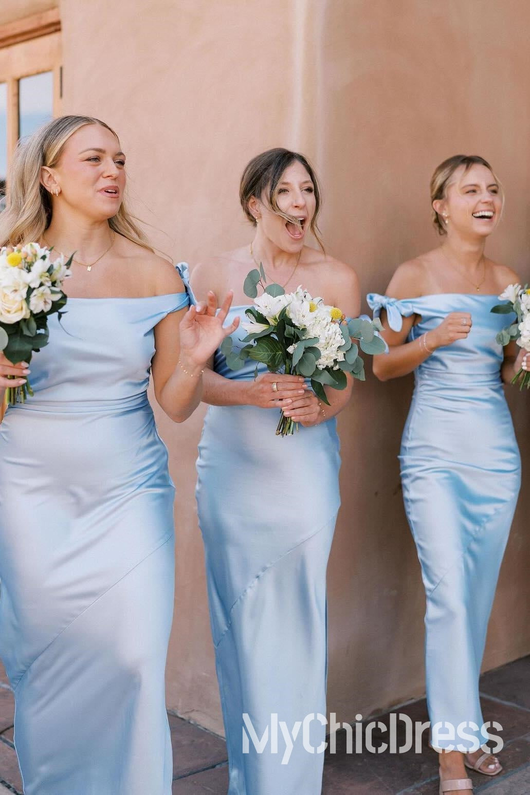 Vestido de dama de honor azul claro largo y económico con hombros descubiertos y corte tubo plisado de satén