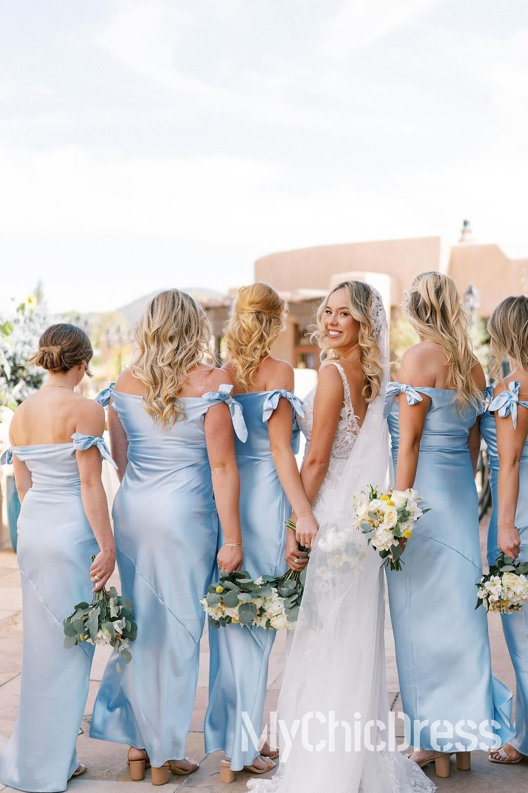 Vestido de dama de honor azul claro largo y económico con hombros descubiertos y corte tubo plisado de satén