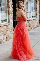 Vestido de fiesta de tul en capas color rosa coral 2025 sin tirantes y con apliques