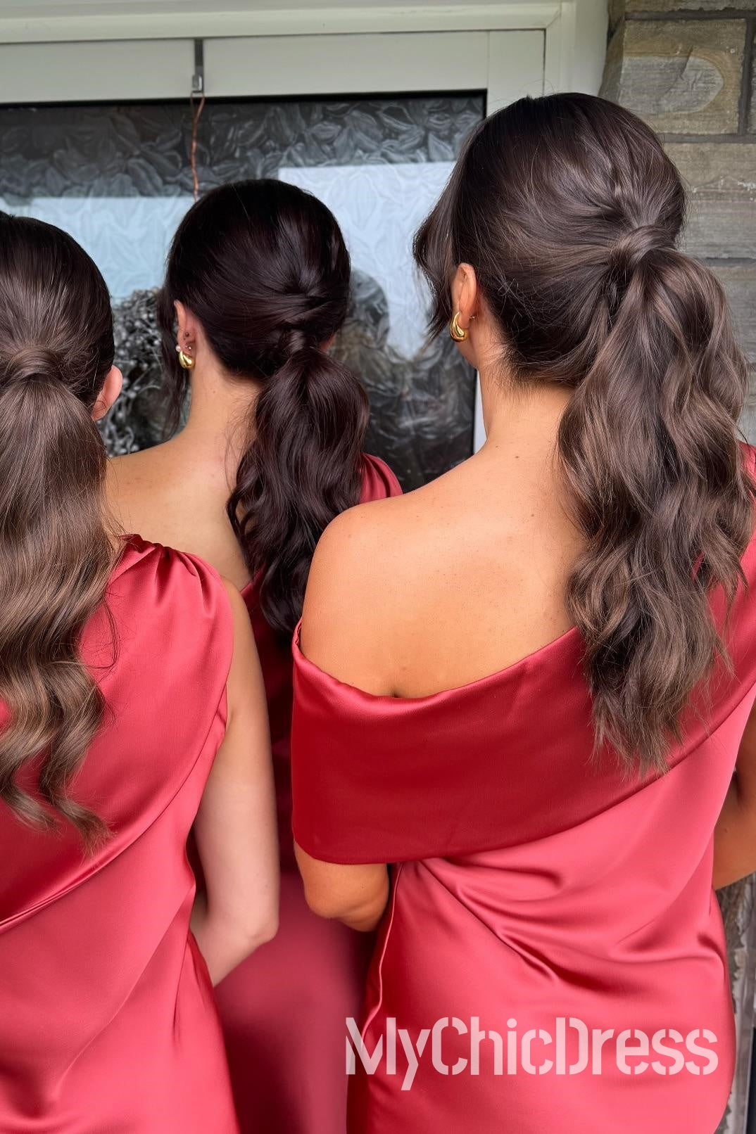 Elegante vestido de dama de honor rojo de un solo hombro con crepe ajustado