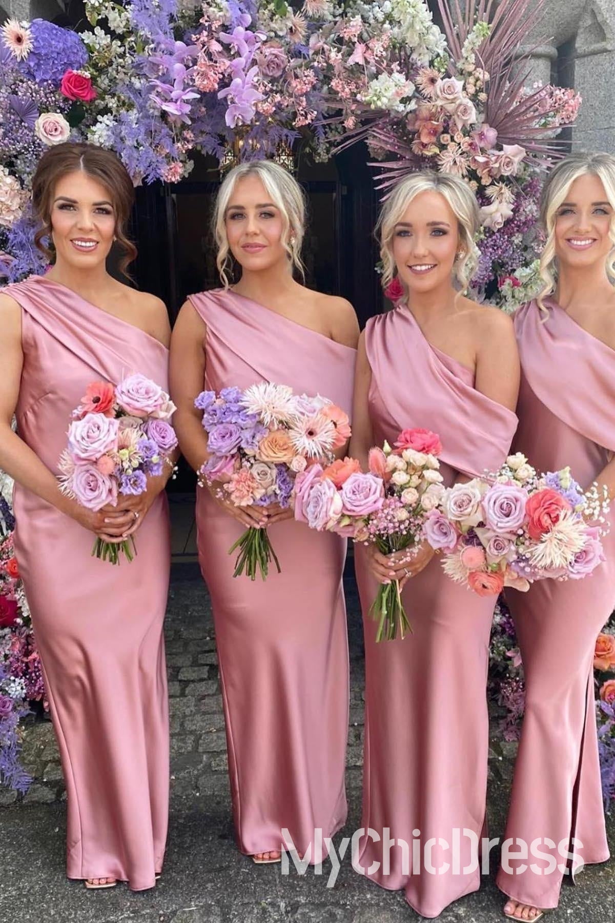 Elegante vestido de dama de honor rojo de un solo hombro con crepe ajustado