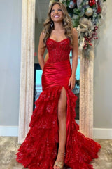 Elegante vestido de fiesta rojo escalonado con capas, sin tirantes, corte sirena y plisado