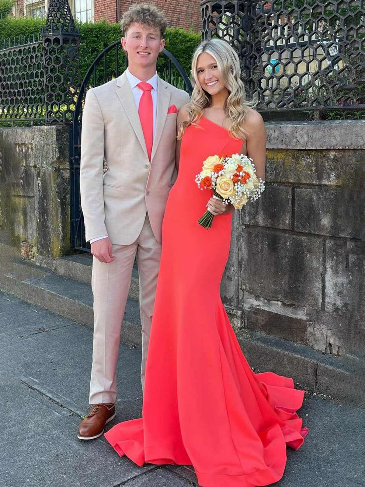 Elegante vestido de fiesta de un solo hombro color naranja, estilo sirena, sin mangas, de satén