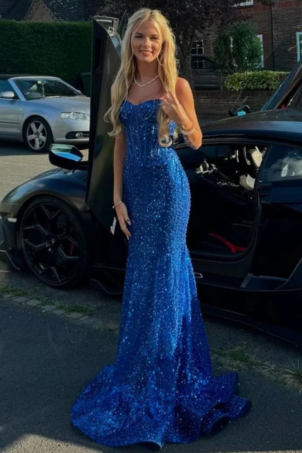 Vestido de fiesta formal de sirena con tirantes finos y largo en azul brillante