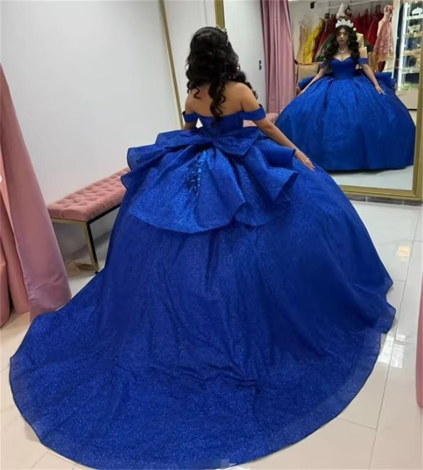 Vestido de quinceañera rojo brillante con cuentas y hombros descubiertos con lazo