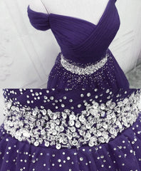 Vestido morado de fiesta hasta la rodilla con cuentas y hombros descubiertos