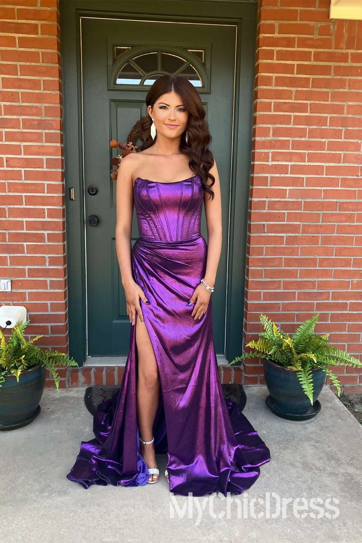 Vestido de fiesta largo metalizado verde oscuro sin tirantes y con abertura