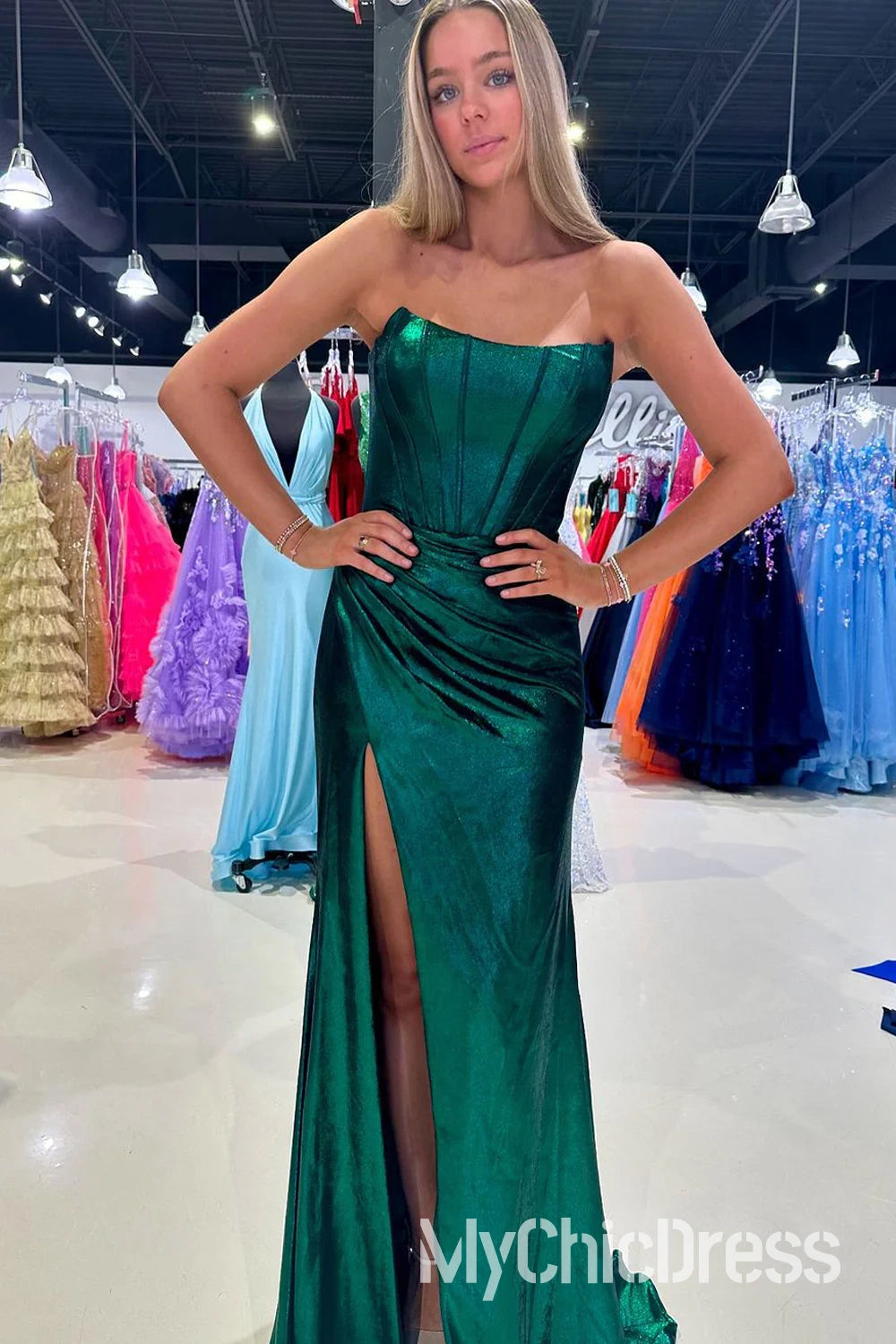 Vestido de fiesta largo metalizado verde oscuro sin tirantes y con abertura