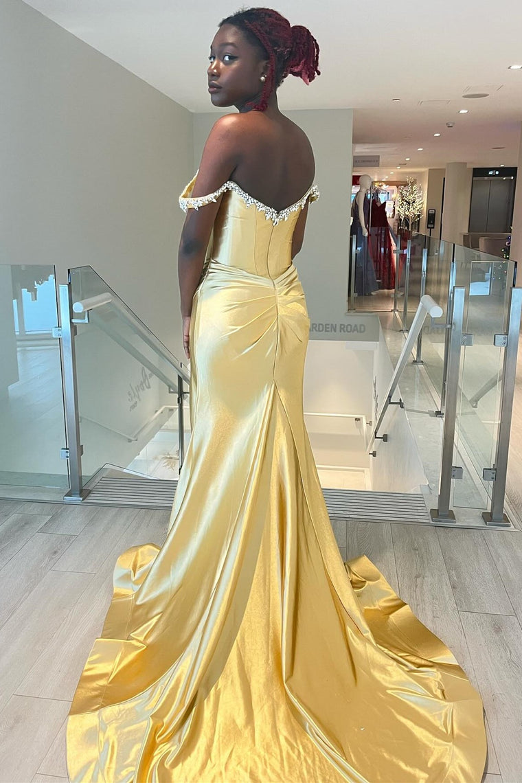 Vestido de fiesta formal de sirena con hombros descubiertos y cuentas en color morado con abertura