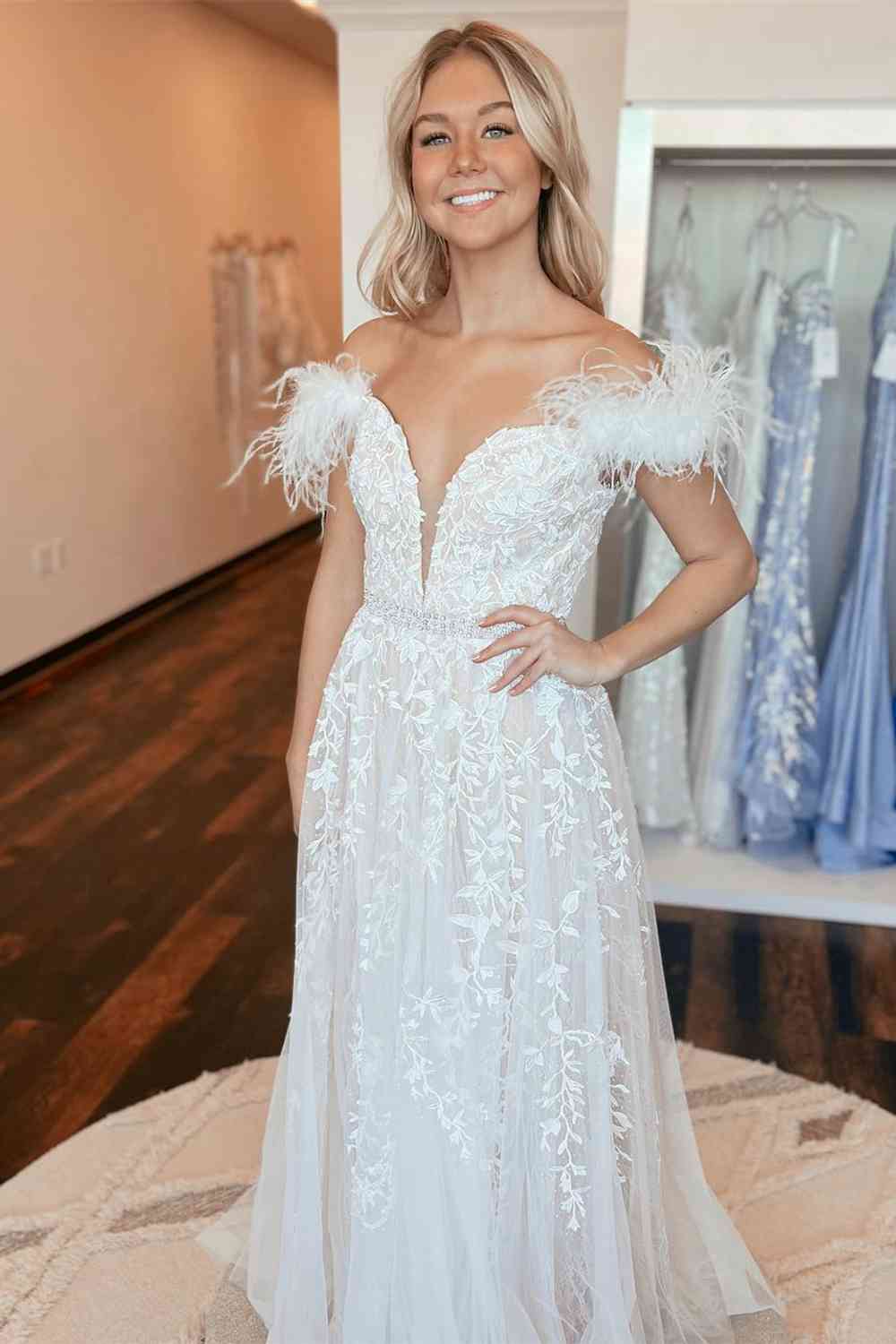 Vestidos de fiesta de encaje morado con hombros descubiertos, vestido formal largo con cuello en V y plumas