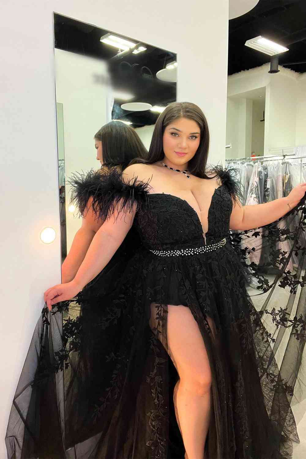 Vestidos de fiesta de encaje morado con hombros descubiertos, vestido formal largo con cuello en V y plumas