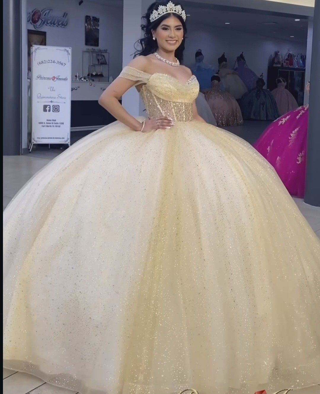 Vestidos de quinceañera de color verde salvia con hombros descubiertos, cuentas y lazo