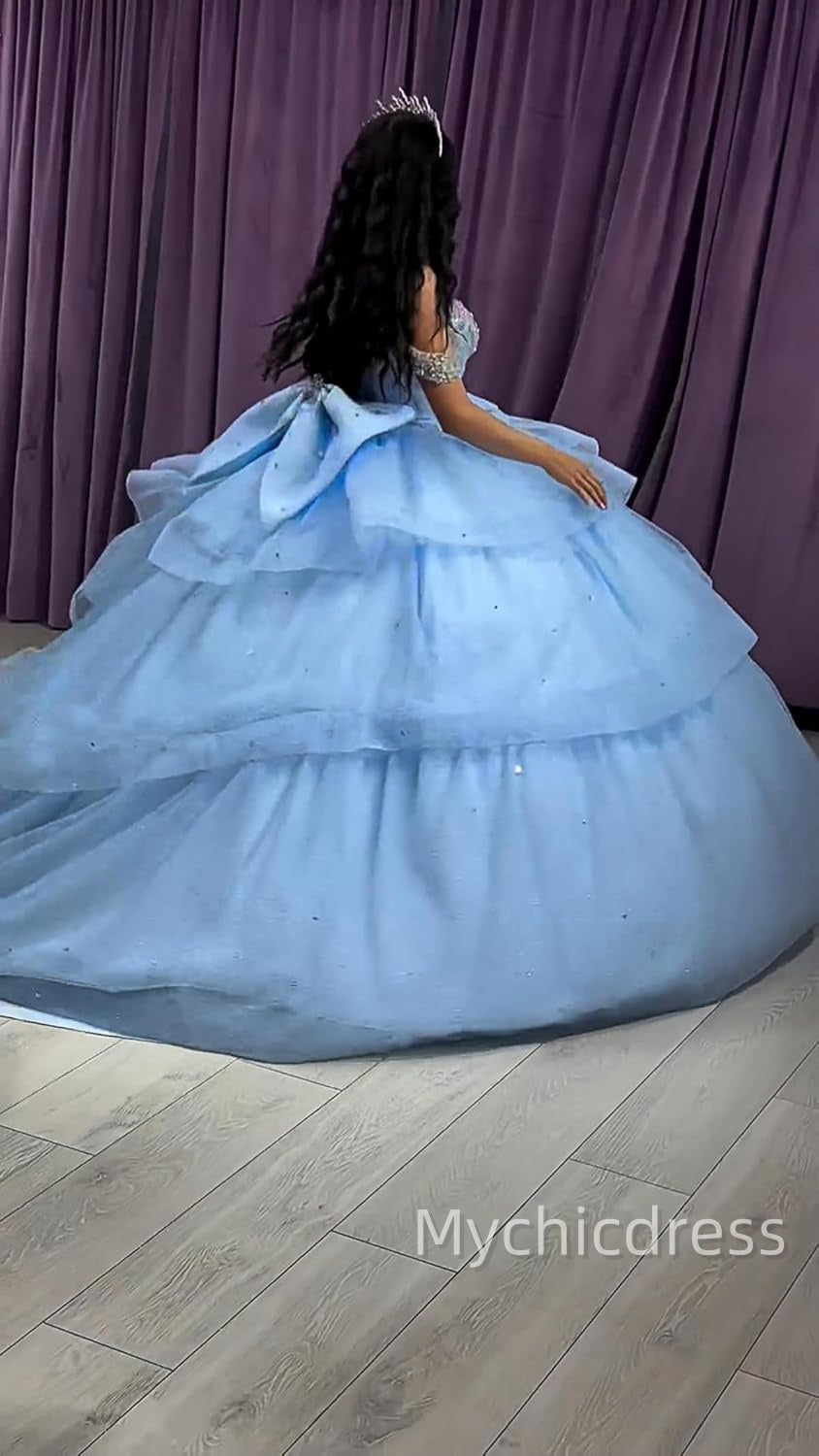 Vestidos de quinceañera azules con hombros descubiertos, capas escalonadas y cuentas