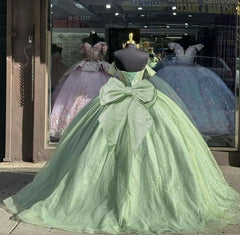 Vestidos de quinceañera de color verde salvia con hombros descubiertos, cuentas y lazo