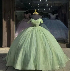 Vestidos de quinceañera de color verde salvia con hombros descubiertos, cuentas y lazo