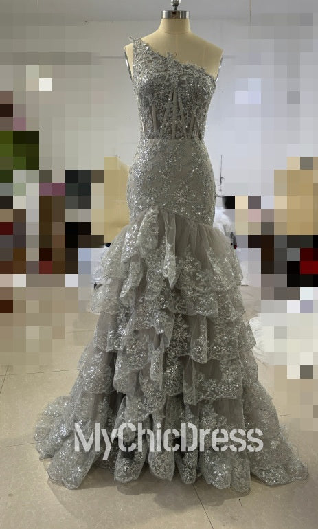 Vestido formal largo en capas con lentejuelas plateadas y un hombro