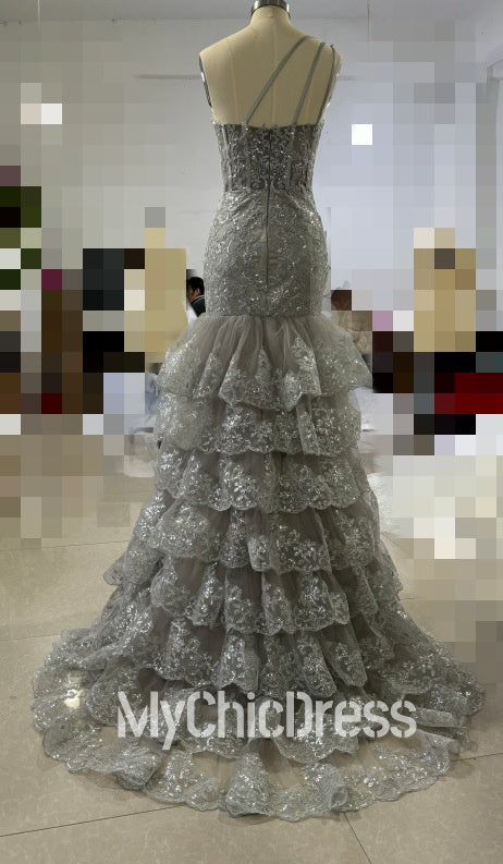 Vestido formal largo en capas con lentejuelas plateadas y un hombro