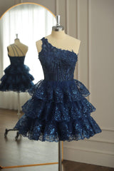 Un hombro 2024 Vestido de fiesta azul marino oscuro corto de múltiples capas