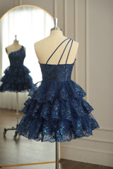 Un hombro 2024 Vestido de fiesta azul marino oscuro corto de múltiples capas