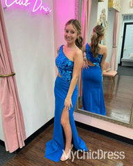 Vestido de fiesta rojo con un hombro al descubierto, efecto espejo, metalizado, lentejuelas y abertura